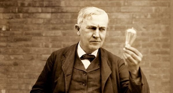 Thomas-Alva-Edison-holding-an-incandescent-lightbulb-c1911-1